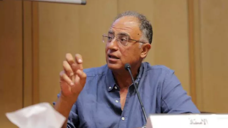 أشرف العشماوي يحذر الروائيين من الذكاء الاصطناعي في ندوة بمكتبة الإسكندرية - صور