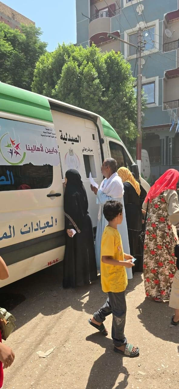 الكشف على 800 مواطن خلال قافلة طبية مجانية بقرية بني قرة بأسيوط