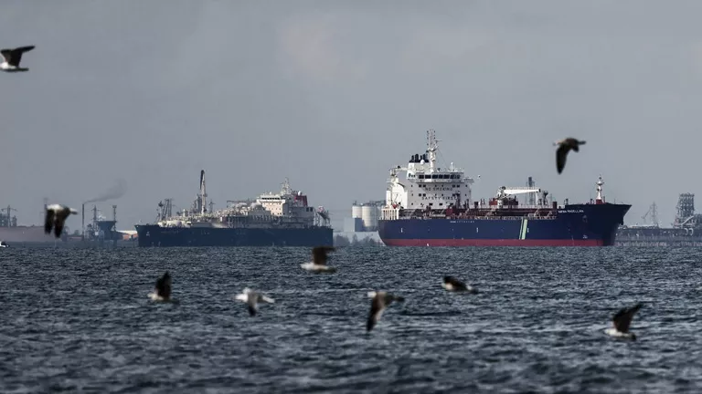 هل تتوقع روسيا من أمريكا وإيران اتخاذ خطوات لضمان سلامة الملاحة في هرمز؟