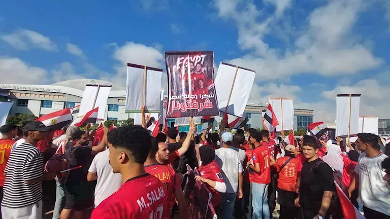 "100 مليون شكراً".. أتوبيس منتخب مصر المكشوف يستعد لعناق الجماهير فى العلمين -فيديو وصور  