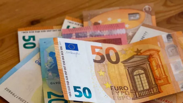 انخفض في 5 بنوك.. سعر اليورو مقابل الجنيه خلال تعاملات الاثنين