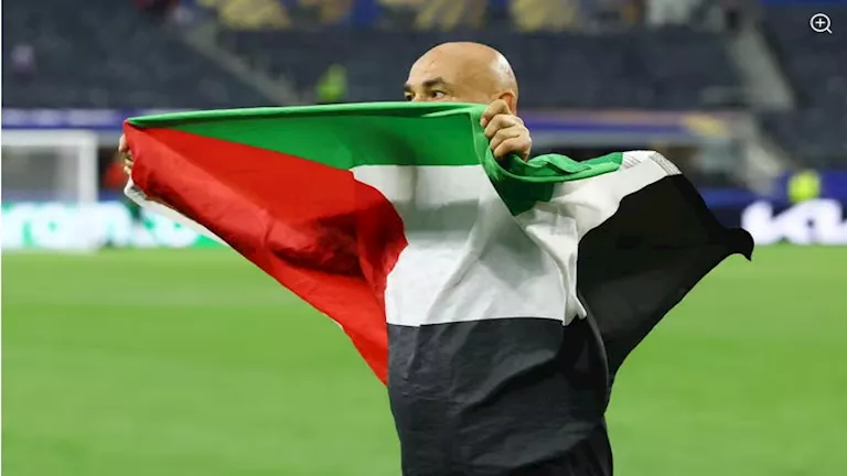 بالصور- اسم حسام حسن محفورًا ومجسمًا على شاطئ غزة قبل مواجهة الأرجنتين