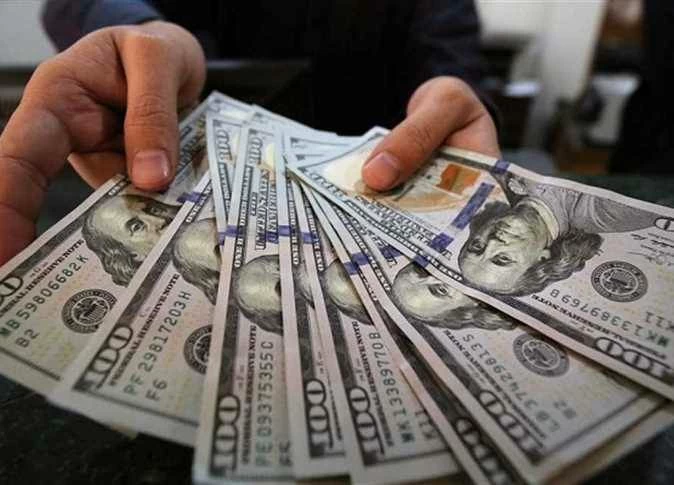 خروج الأموال الساخنة وانخفاض سعر الدولار في أسبوع (تفاصيل)