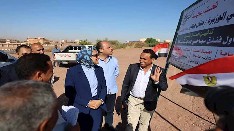 30 غرفة ومول تجاري.. محافظ الوادي الجديد تتابع إنشاء أول فندق سياحي في بلاط- صور