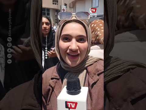 طالبات يقيمن امتحان الجغرافيا بعد الخروج من اللجان