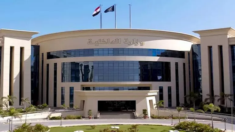 ضبط قائدي سيارتين بالبحيرة.. أحدهما صدم سيارة والآخر عطل المرور