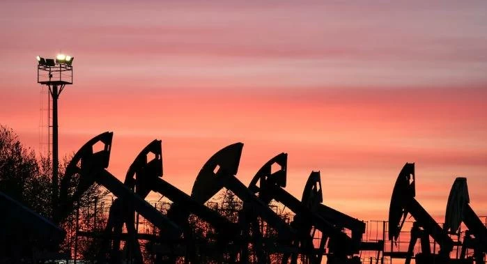 جني الأرباح يهدئ أسعار البترول عالميا وخام برنت يحافظ على مستويات فوق 100 دولار (تقرير)