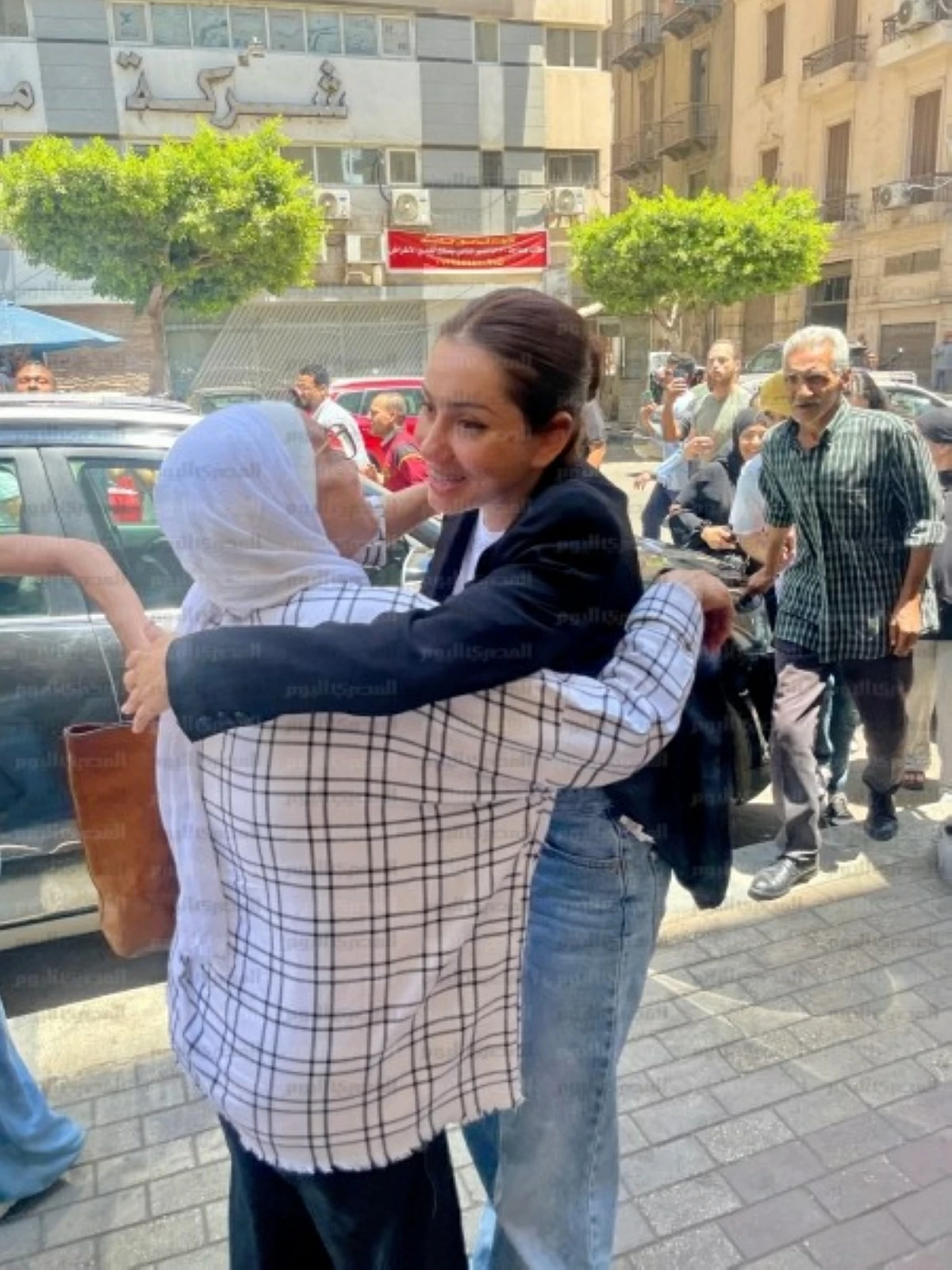 بالدموع والزغاريد.. لحظة استقبال الفنانة جيهان الشماشرجى حكم براءتها (صور)