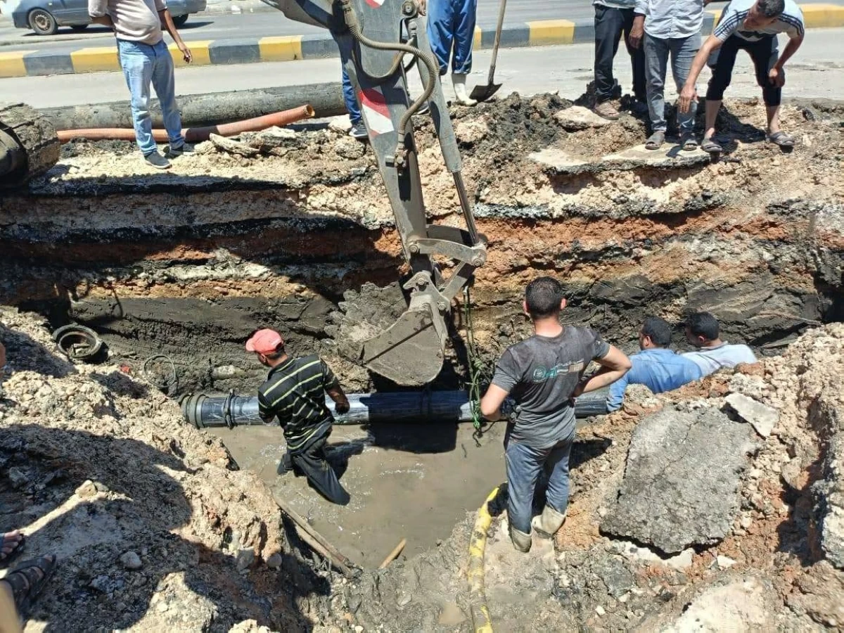 بعد انفجاره بشكل مفاجئ.. إصلاح خط مياه أمام حديقة صنعاء بكفر الشيخ