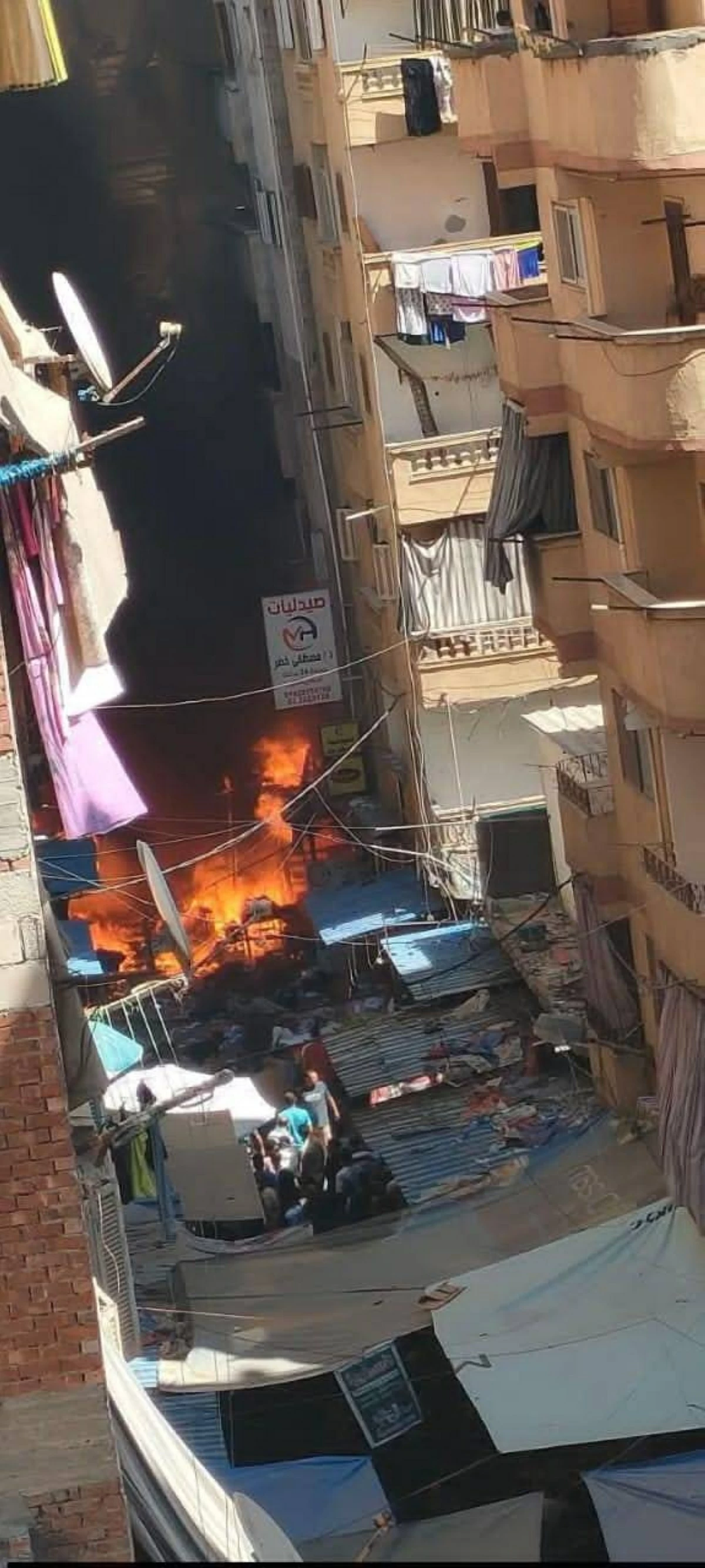 «النيران طالت 4 محال وشقة».. معاينة موقع حريق سوق الفلكي بالإسكندرية (صور)