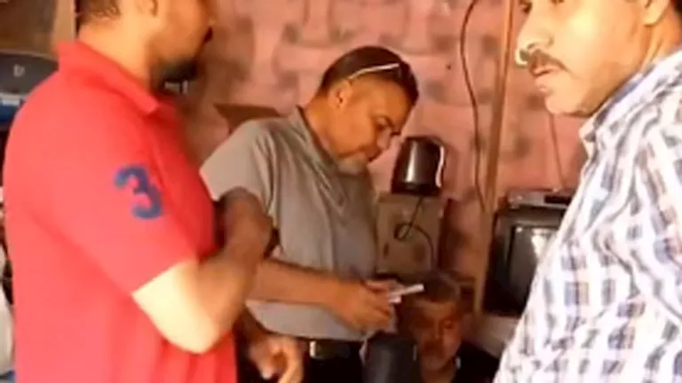 "تظاهر بالإغماء".. فيديو متداول لرد فعل صاحب بقالة خلال حملة تموينية بالغربية