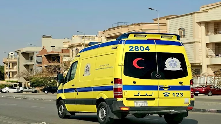 طالب يقود بسرعة جنونية ينهي حياة طفل دهسًا أثناء عبوره الطريق في شبرا الخيمة