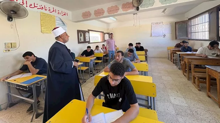 أثناء امتحان الإنجليزية.. نقل طالبين للمستشفى إثر وعكة صحية بلجنة أزهرية في سوهاج